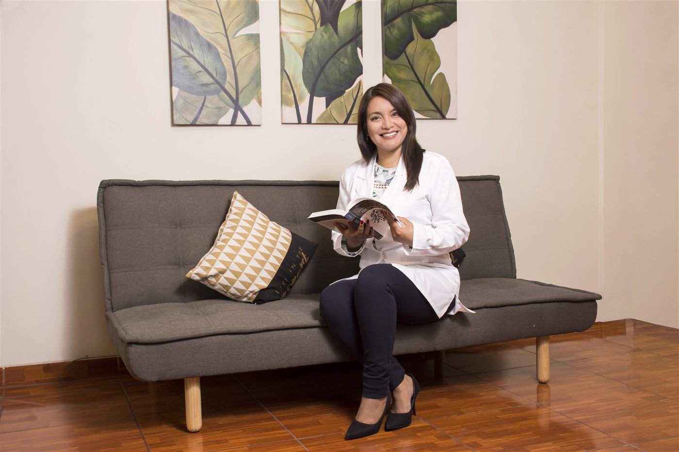 Dra. Leila Espinoza en consultorio